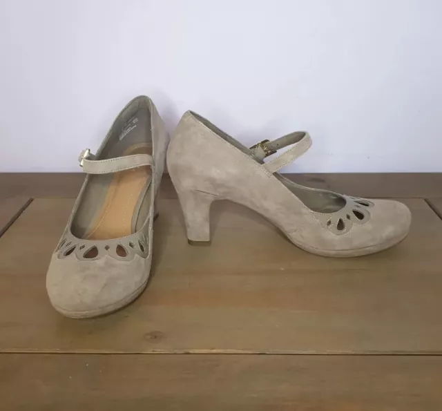 Clarks chorus sales buzz