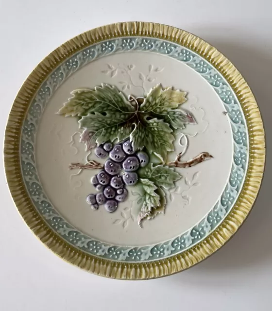 Ancienne assiette en barbotine Décors grappe de raisin Collection Deco Majolica 2