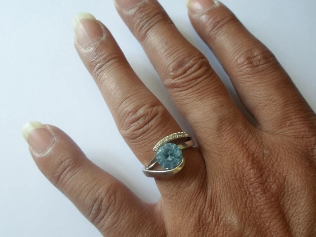 Bague En Argent Massif Avec Pierre Bleue Facettée Et Zirconiums - Taille 55