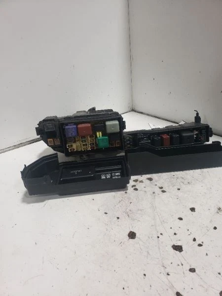 Fuse Box Engine 1MZFE Engine 6 Cylinder Fits 99-03 SOLARA 701498