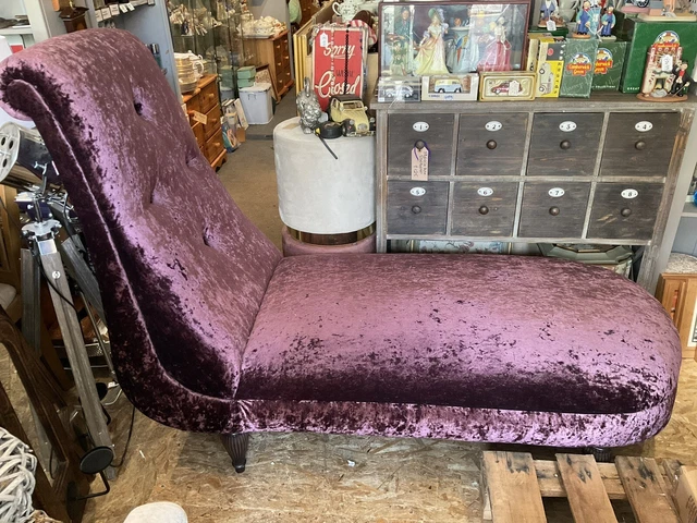 Purple velvet Buttoned Back chaise Longue