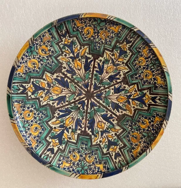 Maroc Plat en faïence polychrome bleu jaune brun vert sur fond blanc XVIIIe