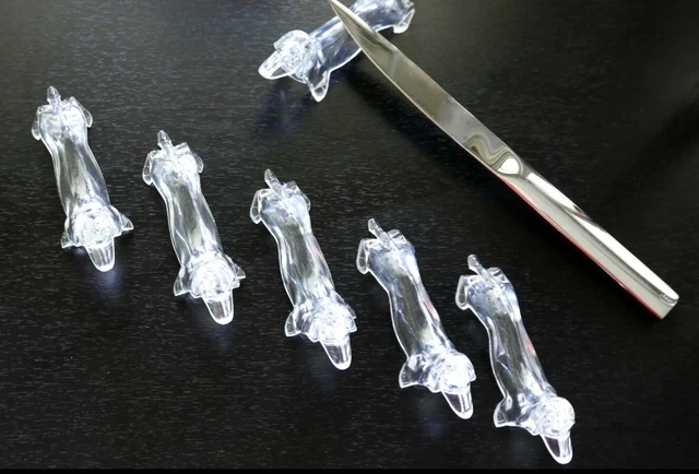 10 porte-couteaux vintages chiens Teckel en verre ambré – Le