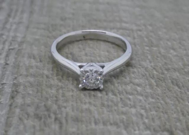 Impresionante 9ct Oro Blanco 0.17ct Diamante Ilusión Compromiso Solitario Anillo