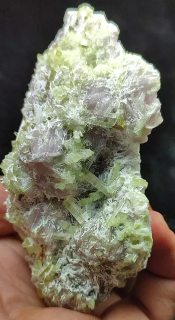 Spécimen de cristaux de tourmaline verte à combiner avec de la lépidolite...