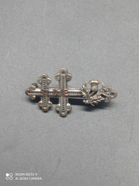 Broche Ancienne Régionale 'La Lorraine' Signée V De B - Hauteur 6 Cm - Dorée - Bon état
