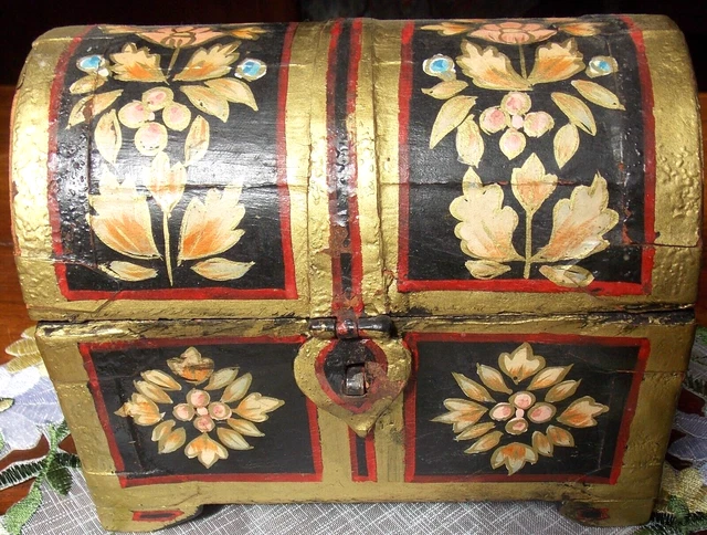 BOÎTE ANCIENNE EN bois tourné à décor floral peint et cabochons fruits