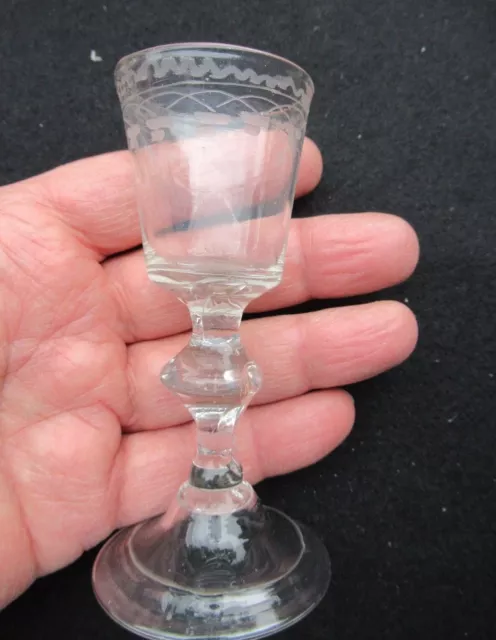 RARE PETIT VERRE XVIII eme SOUFFLE GRAVE ANTIQUE GLASS 10 cm