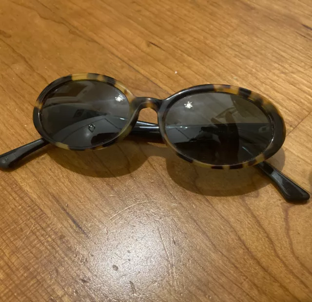 Vintage 90s/Early Y2K DKNY Women's Tortoiseshell Cat-Eye Small Sunglasses 3