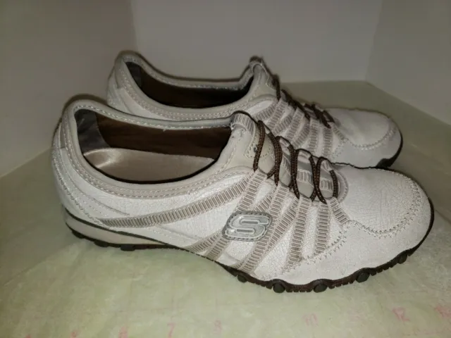 Skechers Relaxed Fit Memory Foam Cream Leather Comfort Shoes Womans Size 6