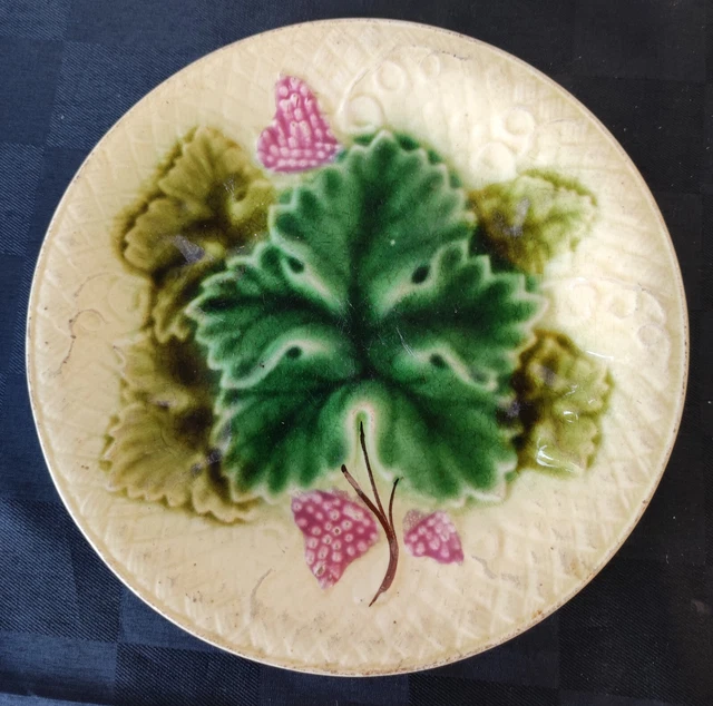 Ancienne Assiette En Barbotine A Decor De Feuilles De Vigne Et De Raisins   1