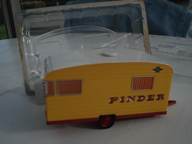 Collection 1/43 – Tracteur Ford Et Caravane Directeur Cirque Pinder (sans Boîte Caravane)