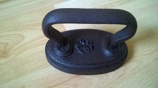 Ancien Petit Fer à Repasser Jouet "Cendrillon" Dans Sa Boîte D'origine