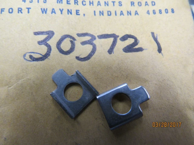 2 New  Omc Oem  Johnson Evinrude Clips 303721