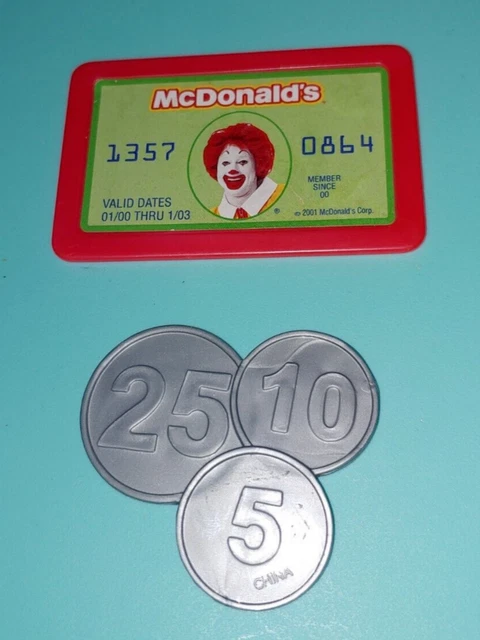 Donald Trump col grembiule frigge le patatine da McDonald's e fa gli auguri a Kamala