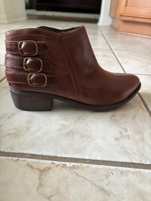New in box Matisse women's brown booties with buckles size 7.5
