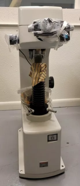 Mitutoyo 810-163A HV-112 Vickers Hardness Testing Machine