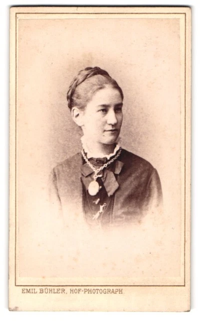 Fotografie Emil Bühler, Mannheim, Junge Dame mit Flechtfrisur und Amulett