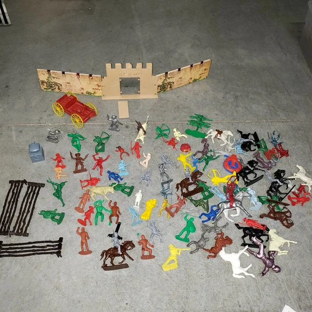 VINTAGE MARX ALAMO and Fort Apache toy sets with lots of figures! 80.