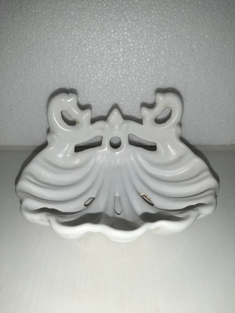 Ancien porte savon suspendu en fonte émaillée blanc de forme coquille