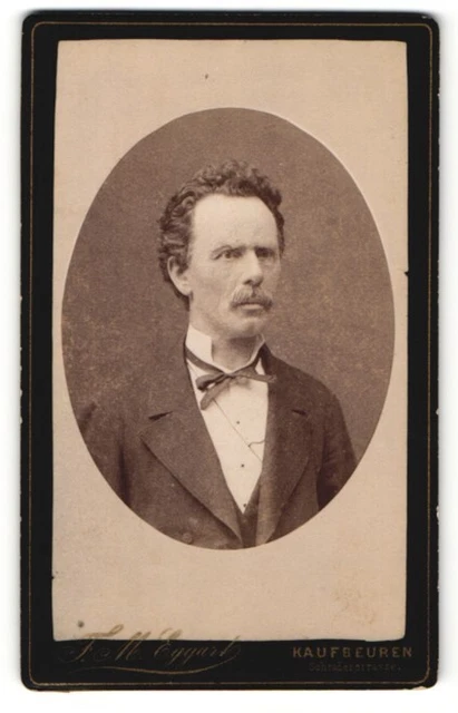 Fotografie F. M. Eggart, Kaufbeuren, Portrait Herr mit zurückgekämmtem Haar in