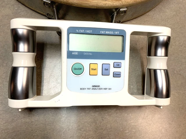 Analizador de grasa corporal Omron Body Logic modelo HBF-301 funciona
