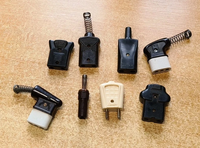 Ancienne Prise électrique Bakélite Mâle 2P + T 10A 250V