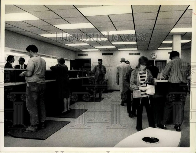 1972 Press Photo Patrons in line at Bankers Trust Company, Albany, New York