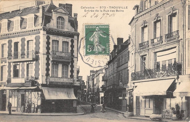 Cpa 14 Trouville Entree De La Rue Des Bains