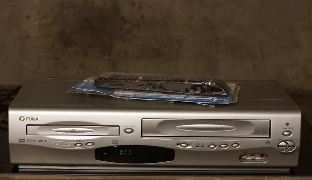 Magnétoscope VHS HiFi compact et léger de marque Funai