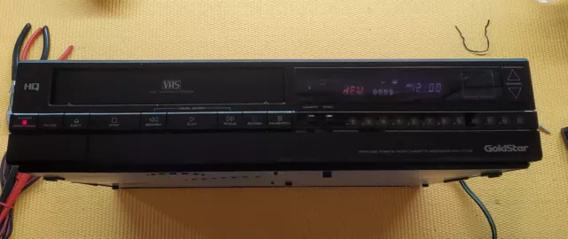 Reproductor de cinta VHS Goldstar GHV-1210M vintage se enciende