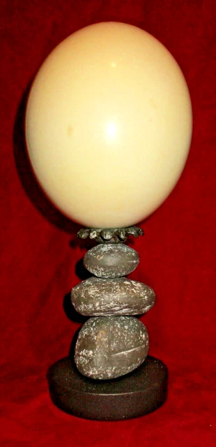 OEUF D' AUTRUCHE ANCIEN sur SON SOCLE de 3 PETITS ROCHERS GRIS HAUT. 30