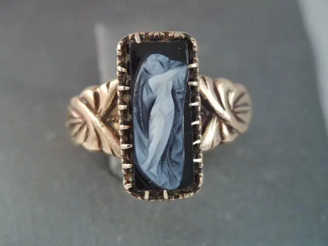 Art Nouveau 14K Solid Gold Carved Black & White Hard Stone Nude Female Ring