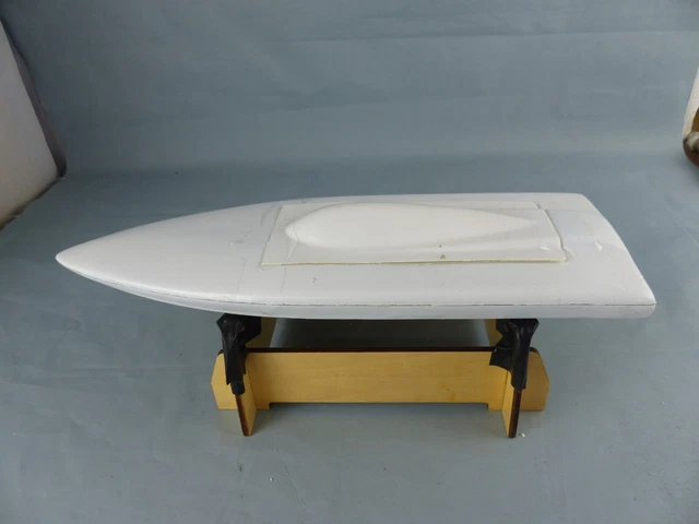 Modélisme bateau RC , KRICK AVANTI 5 , long: 62 cm coque avec début de