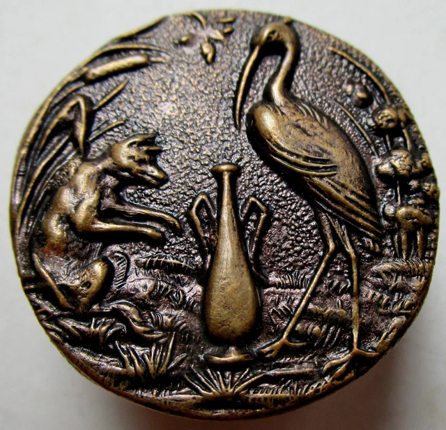 Rare bouton plat en métal doré fable de La Fontaine le renard et la cigogne 27 m