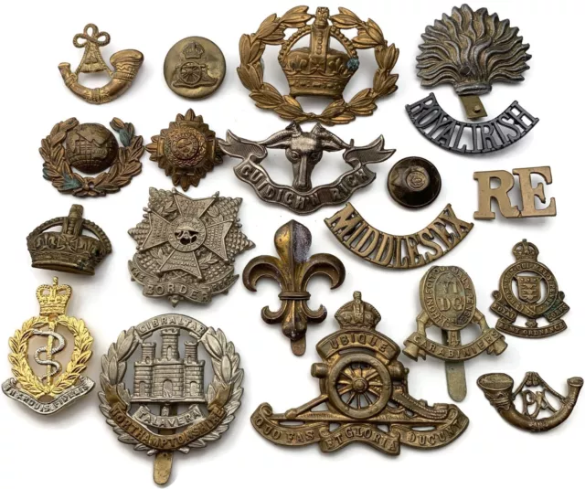 ORIGINAL WW1 WW2 British Army Cap, Collar Badges Shoulder Titles Group ...