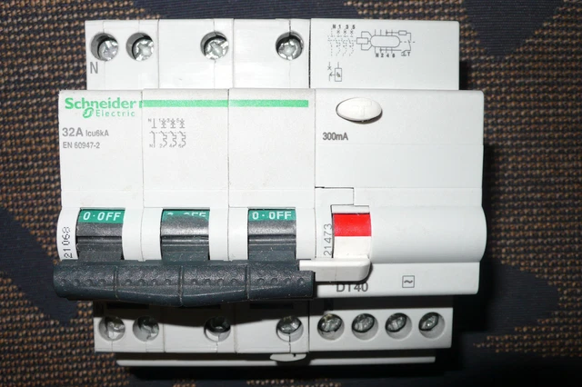 Lot De Disjoncteurs Schneider électrique – Interrupteurs Différentiels – Occasion