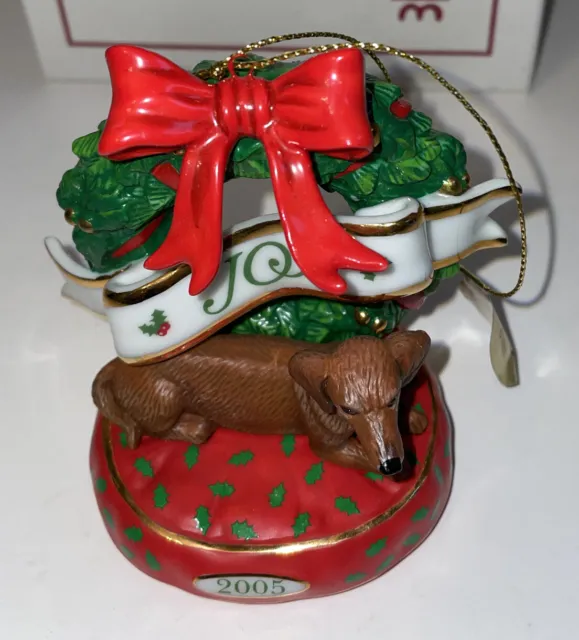 2005 Danbury Mint Dachshund Delight Christmas Ornament Dog Bed Wreath NOS New