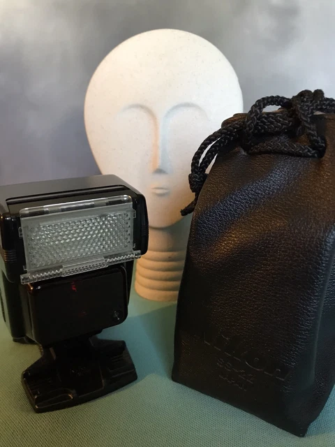 Nikon Speedlight SB-22 Camera Flash with Nikon SS-22 Case Great Working Order