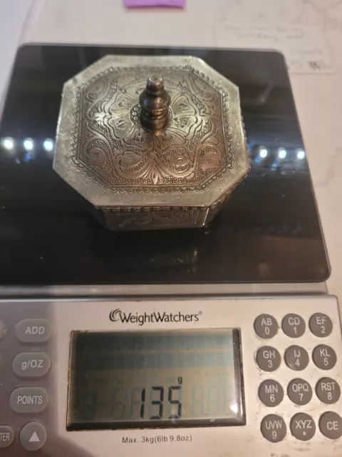 PERSIAN 84 SILVER OCTAGON SHAPE LIDDED BOX- ON 3 FEET - HAND CHASED - 136 grams