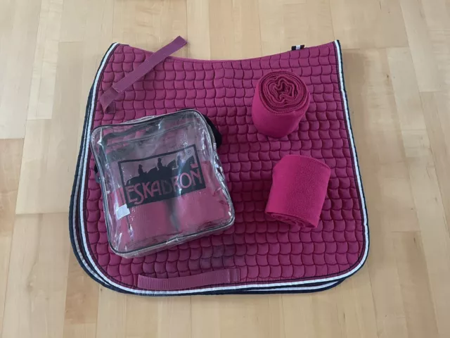 Eskadron Set sangria (pink/weinrot) DL Dressur Schabracke & Fliegenhaube Gr. WB