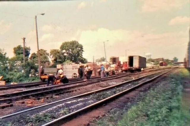 DD17 Train Slide Mattoon Yard Workers PIGGY BACKS ON IC MAIN Illinois Central 75