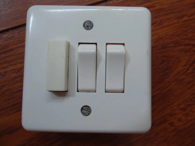 Interruptor Doble Vaivén LEGRAND Neptune – Usado – Para Instalaciones Eléctricas