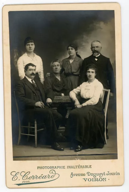 CABINET PHOTO Voiron Corréard, a family poses in the studio around a table