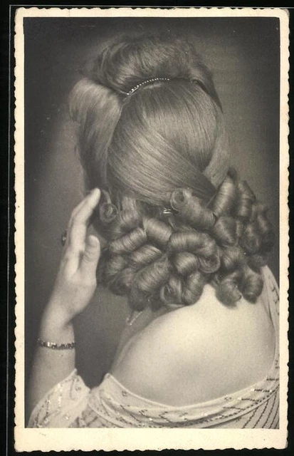 Fotografie Dame mit aufwendiger Frisur im Abendkleid