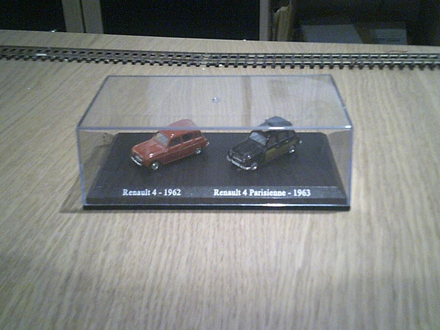 lot de 2 renault 4L neuf universal hobbies ech ho en boite
