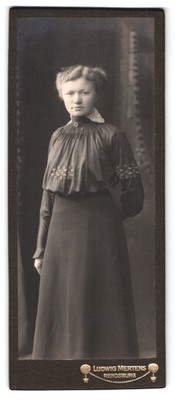 PHOTOGRAPHY LUDWIG MERTENS, Rendsburg, Am Gymnasium, elderly lady in
