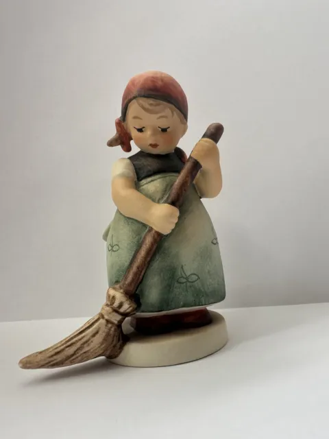 Vintage Hummel Goebel figure "Little Sweeper" 171  excellent condition