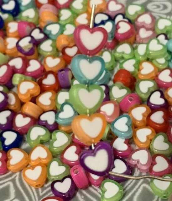 50 Stück - 8mm Farbig Flach Gemischte Weißes Herz, Love, Emoji Perlen Abstand C2