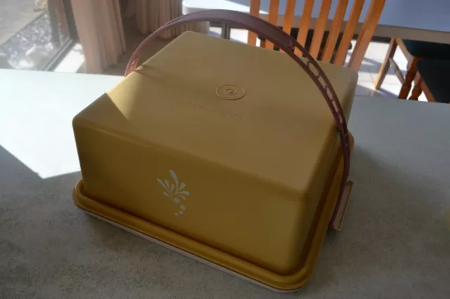 Tupperware Vintage Cake Taker Square with handle.